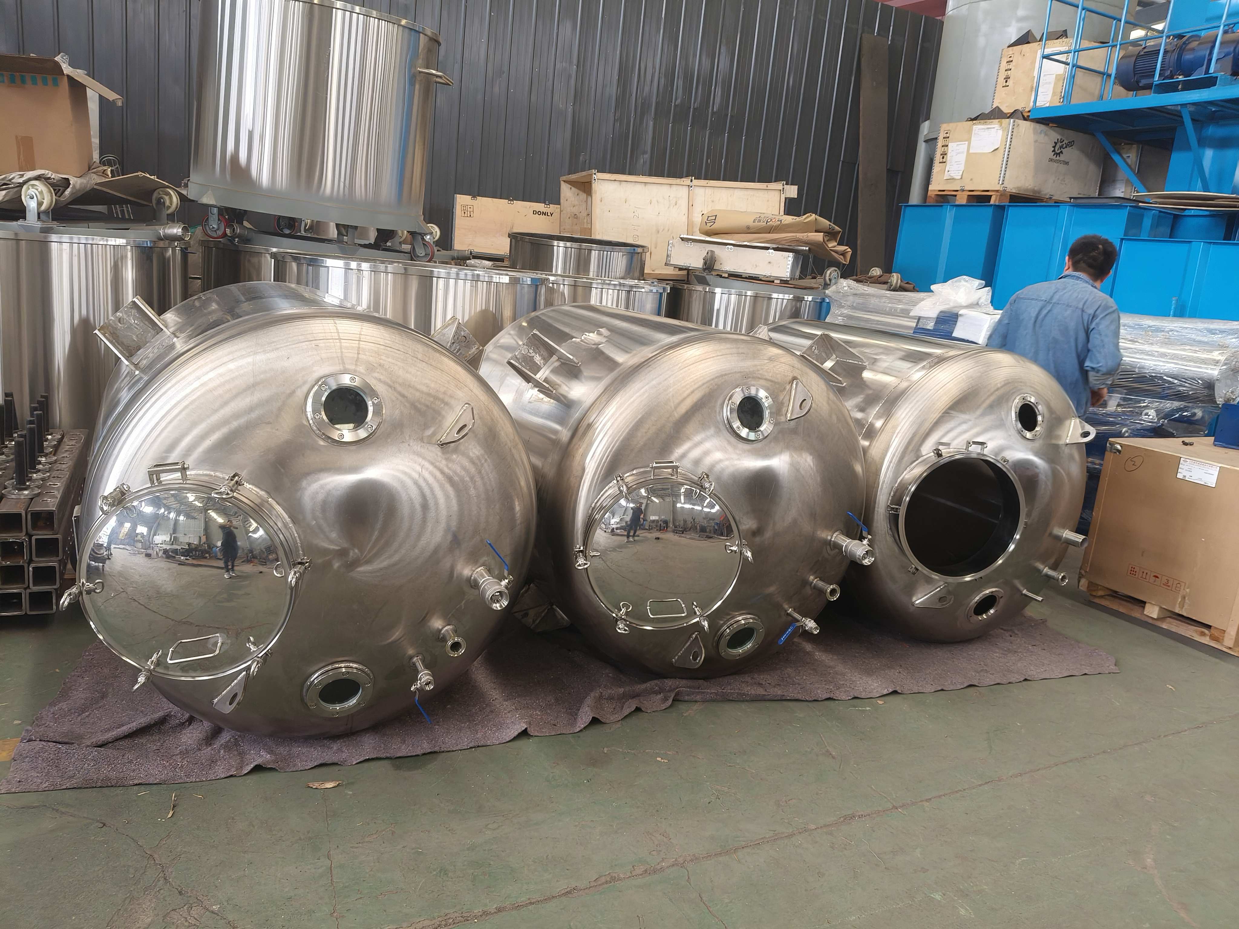 成套反應(yīng)釜裝置之磁力驅(qū)動(dòng)反應(yīng)釜 成套反應(yīng)釜裝置之磁力驅(qū)動(dòng)反應(yīng)釜